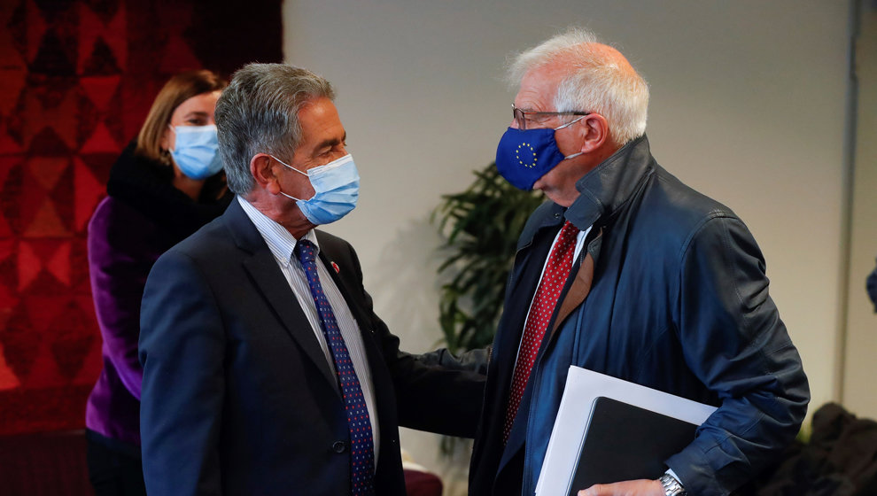 El presidente de Cantabria, Miguel Ãngel Revilla, con Josep Borrell en Bruselas