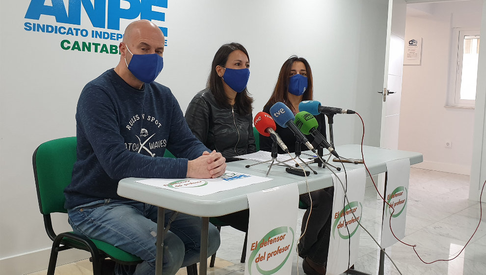 Representantes de ANPE durante la rueda de prensa