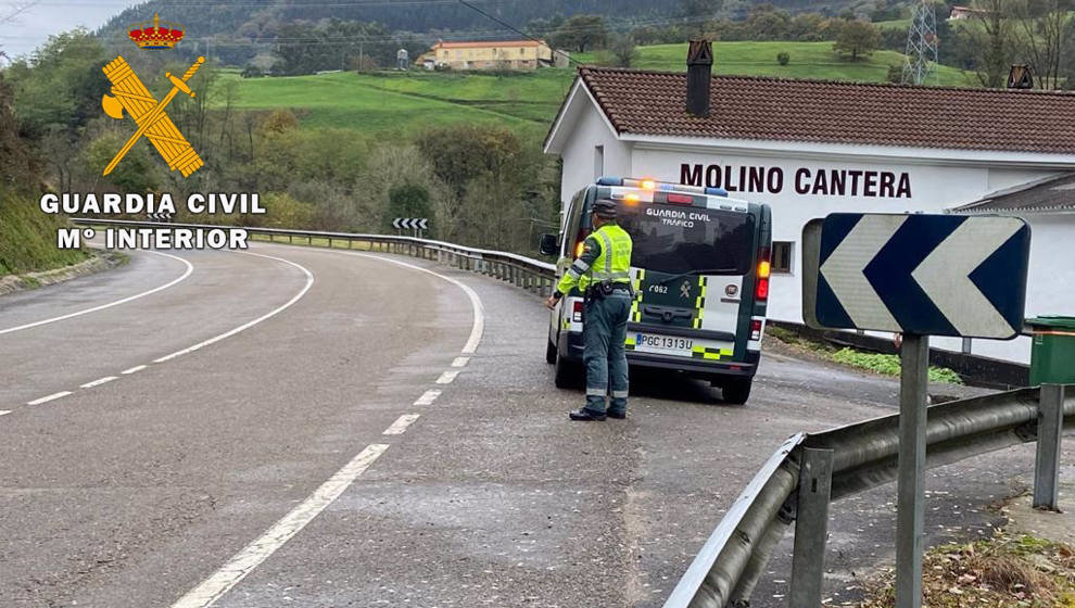 Agente de Tráfico de la Guardia Civil en una carretera