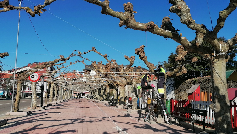 Instalación de las luces de Navidad en el municipio