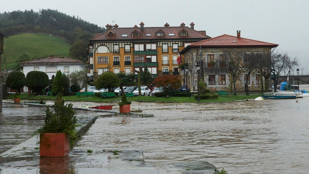 Inundaciones en Ampuero tras desbordarse el río Asón a su paso por la localidad por las intensas lluvias