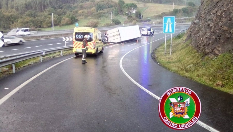 Camión volcado en la autovía A-8