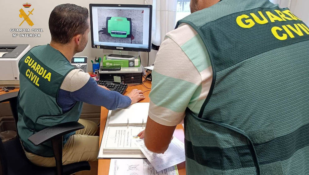 Agentes de la Guardia Civil investigando las estafas a la aseguradoras