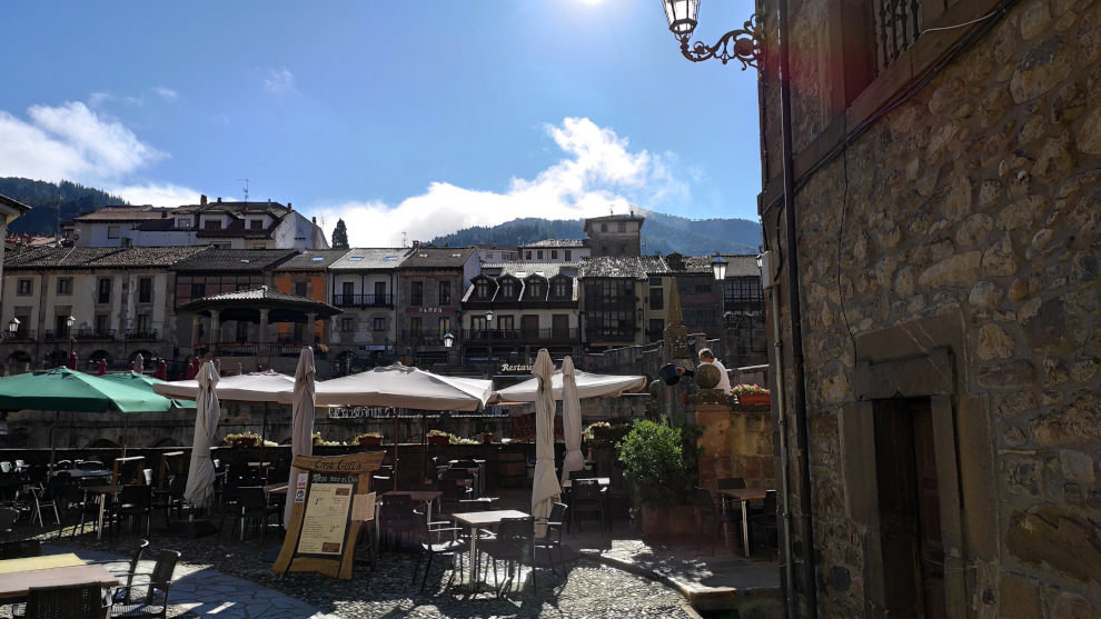 Terrazas de hostelería en Potes, en la parte cántabra de los Picos de Europa