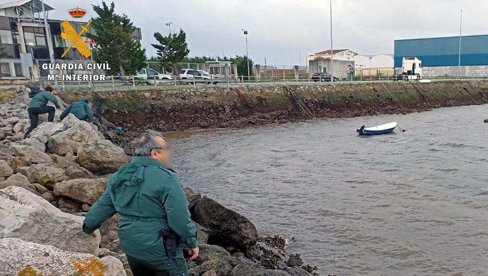 Efectivos de la Guardia Civil participan en el rescate a un hombre en apuros que perdió el remo de su bote