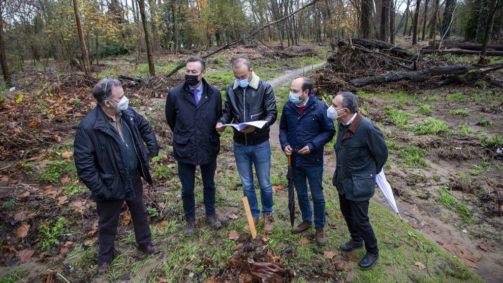 El consejero de Desarrollo Rural, Ganadería, Pesca, Alimentación y Medio Ambiente, Guillermo Blanco, visita, junto con el alcalde de Torrelavega, Javier López Estrada, entre otros, el Parque de las Tablas