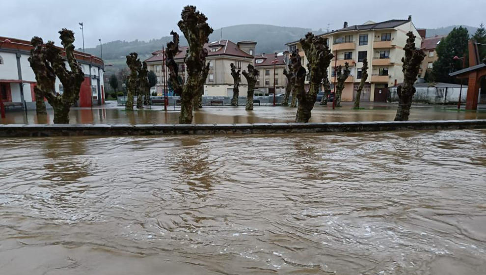 Crecida del río Asón a su paso por Ampuero | Foto: Archivo