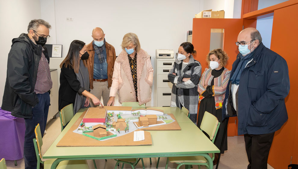 La consejera de Educación y Formación Profesional, Marina Lombó, visita el CEIP Cuevas del Castillo