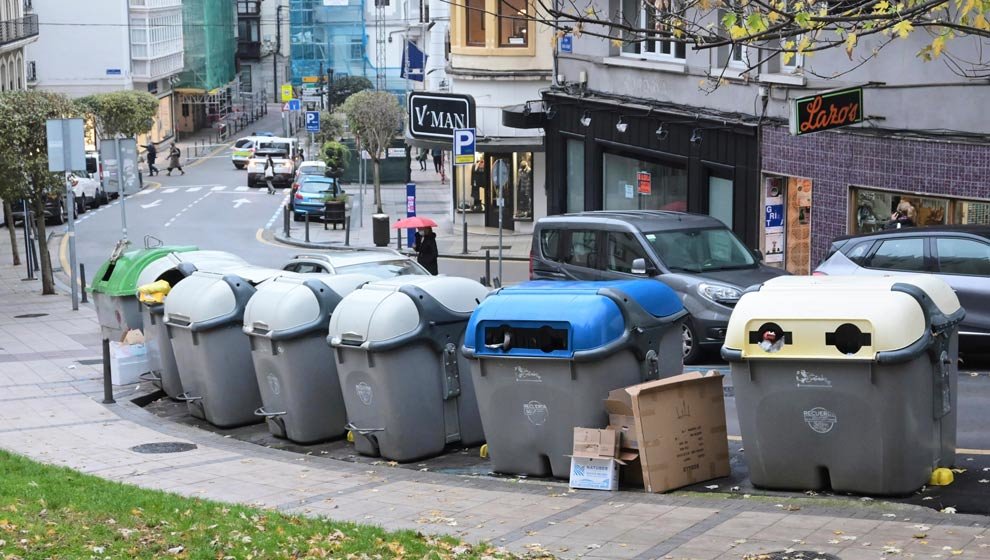 Varios contenedores con basura, en Santander