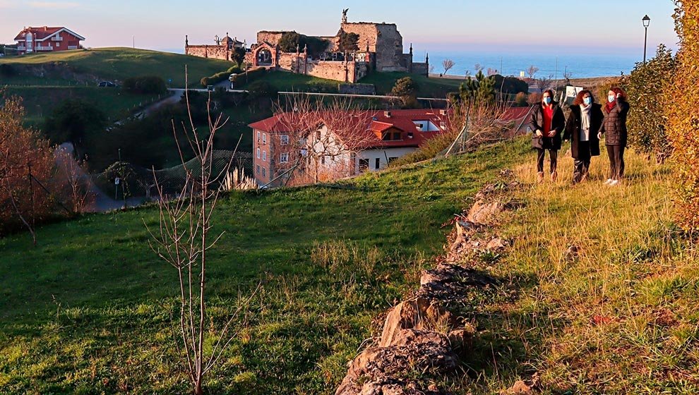 La alcaldesa, María Teresa Noceda, junto a las concejalas de Deporte y Juventud, Vanesa Sánchez y Mirta Peña, respectivamente, visitan el lugar donde se instalará el parque de calistenia