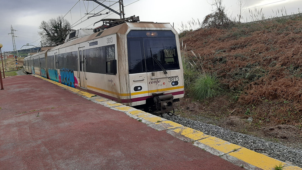 Tren de Cercanías Cantabria que cubre la línea Liérganes-Santander