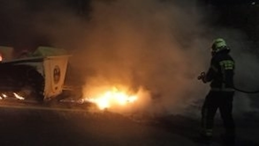 Bomberos de Santander sofocan un fuego en un contenedor