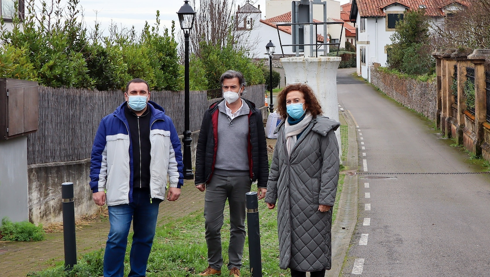 La alcaldesa de Comillas, María Teresa Noceda, visita la instalación del alumbrado público realizado por Obras Públicas junto a los concejales Julián Rozas y Pedro Velarde 