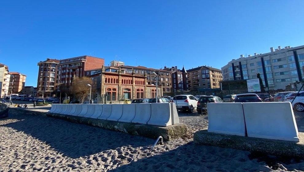 Castro Urdiales instala sistemas de protección del litoral en la playa del Matadero