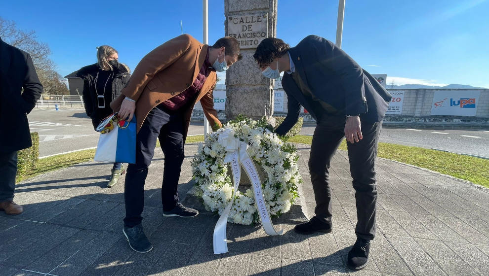 El Ayuntamiento de Astillero honra a con una ofrenda floral a su Hijo Predilecto, Paco Gento