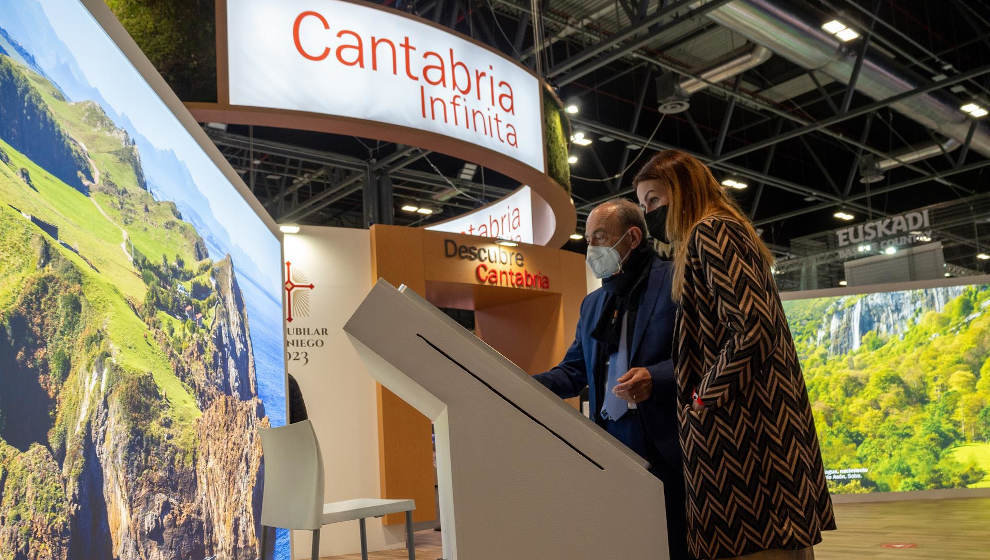 El consejero de Industria, Turismo, Innovación, Transporte y Comercio, Javier López Marcano, presenta el nuevo logo del Año Santo Lebaniego 2023 en el estand de Cantabria en Fitur