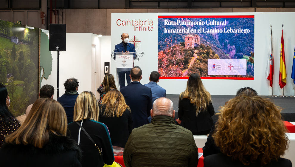 El consejero de Turismo, Javier López Marcano, en la presentación de la Ruta Patrimonio Cultural Inmaterial en Fitur