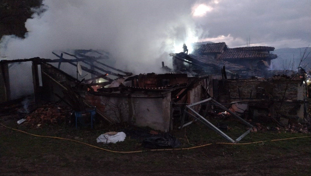 Incendio de almacén y vivienda en Vega de Liébana