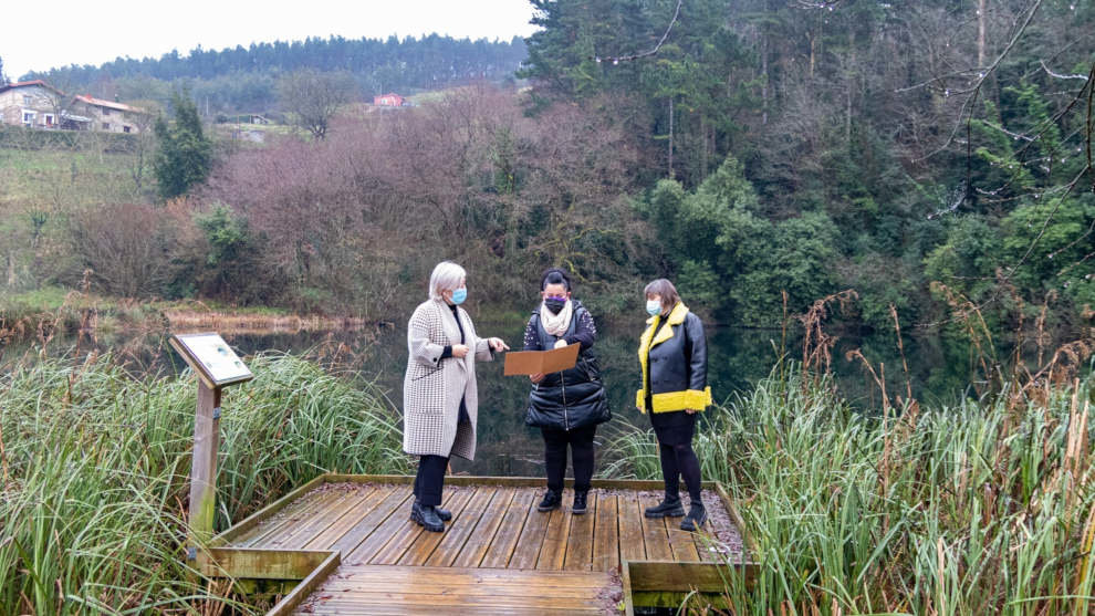 La alcaldesa de Polanco, Rosa Díaz, y la concejala de Medio Ambiente, Isabel Herrera, durante una visita al Pozo Tremeo para analizar las actuaciones a realizar