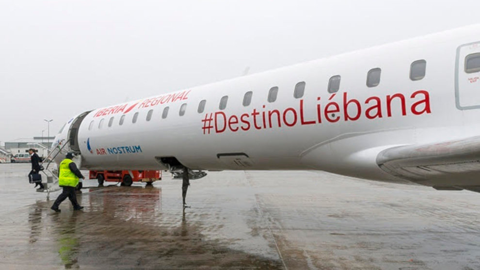 Avion de Air Nostrum en el aeropuerto Seve ballesteros-Santander