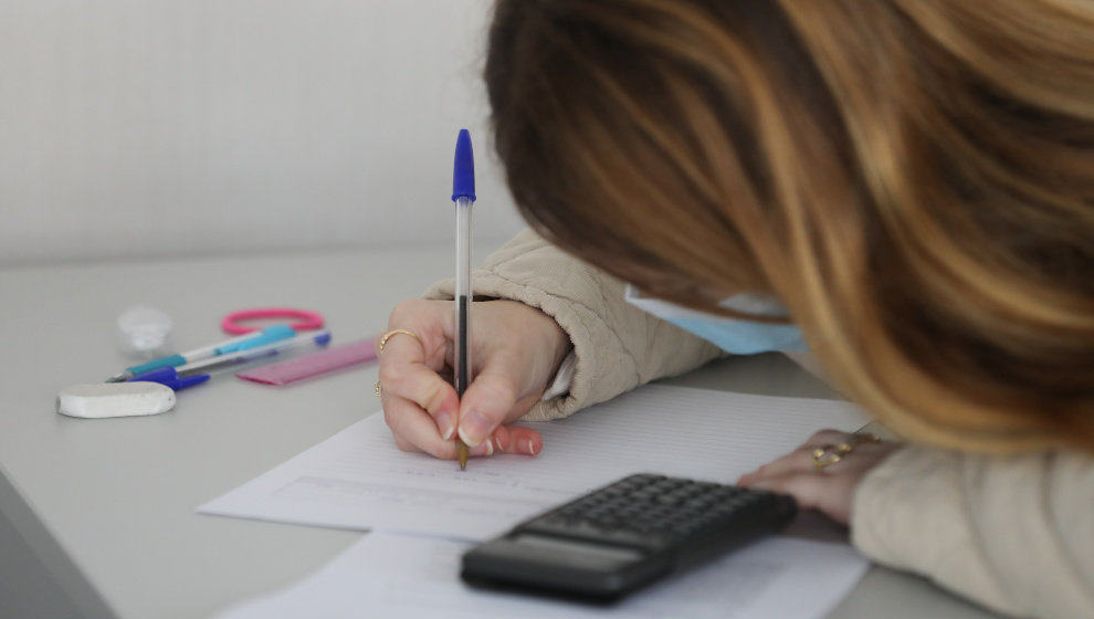 Una alumna de la Facultad de Ciencias económicas de la Universidad CEU San Pablo realiza un examen, a 10 de enero de 2022, en Madrid, (España). Más de 8 millones de alumnos de toda España retoman hoy sus clases tras el periodo vacacional de Navidad. Aunqu