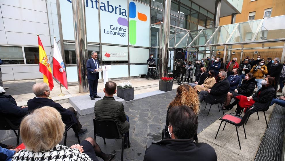 El presidente de Cantabria, Miguel Ángel Revilla, acompañado de los consejeros, preside el acto institucional organizado por el Gobierno con motivo del 40 aniversario del Estatuto de Autonomía