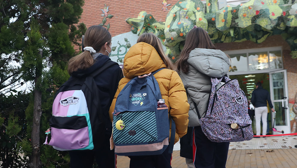 Niños a la entrada de un colegio