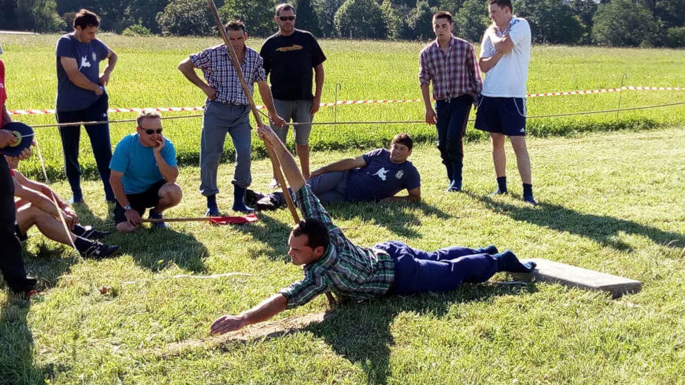 Benigno en una de las fiestas populares practicando la modalidad de 'rayar el palo'.