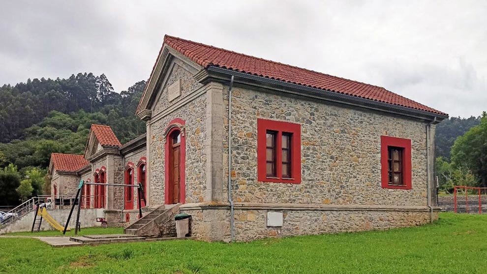 Obras en Solórzano de mejora de las escuelas de Riaño y en la Casa Consistorial