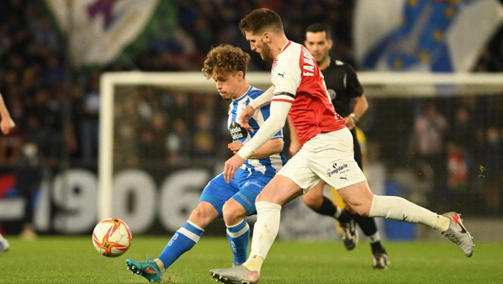 Acción del racinguista Fausto Tienza en la victoria lograda sobre el Deportivo en Riazor (0-1) hace 48 horas.