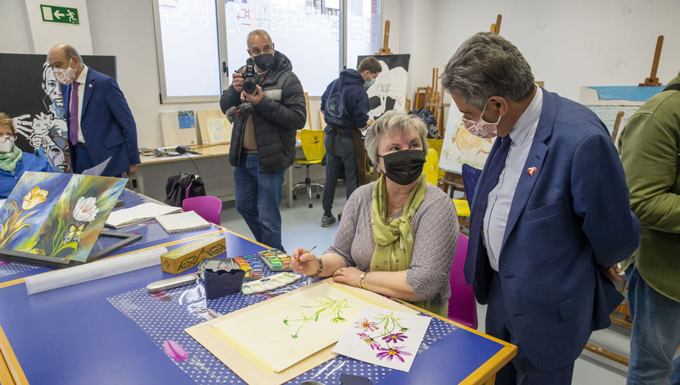 El presidente de Cantabria, Miguel Ángel Revilla, acompañado por el consejero de Obras Públicas, Ordenación del Territorio y Urbanismo, José Luis Gochicoa, inaugura la nueva biblioteca municipal