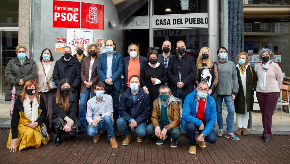 José Luis Urraca, nuevo secretario general del PSOE de Torrelavega, rodeado del resto de la Ejecutiva municipal del partido