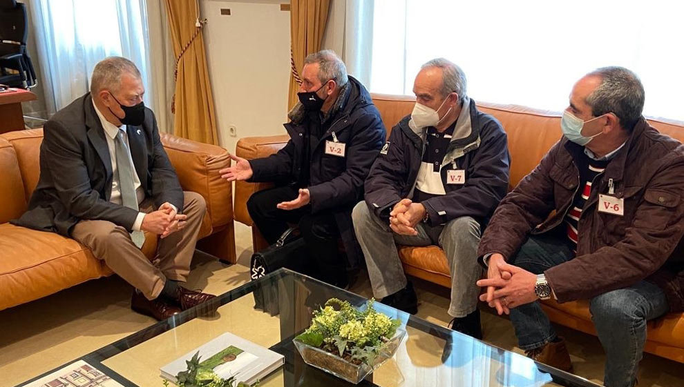 Afectados por derribos en el Parlamento de Cantabria, con su presidente, Joaquín Gómez