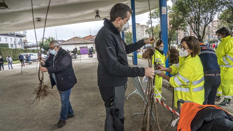 Entrega de árboles en Camargo