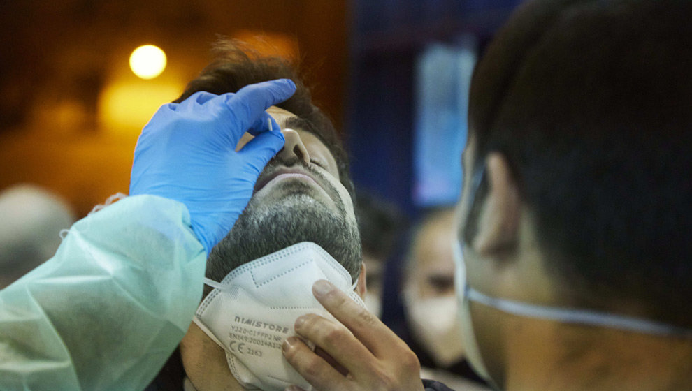 Un costalero es sometido a un test de antígenos durante el primer ensayo de costaleros de la Hermandad del Baratillo, con medidas covid-19, preparatorio a la Semana Santa de 2022, a 2 de febrero de 2022 en Sevilla