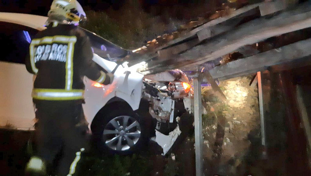 El coche ha chocado contra una vivienda deshabitada en Cabezón de la Sal | Foto: 112 Cantabria