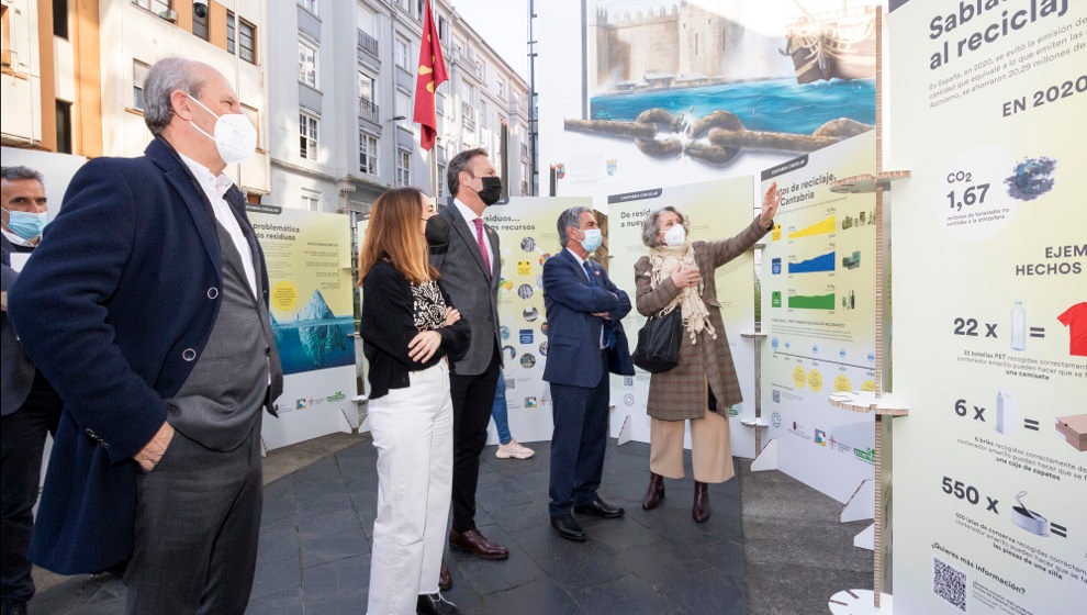 El presidente de Cantabria, Miguel Ángel Revilla, y el consejero de Desarrollo Rural, Guillermo Blanco, presentan la exposición itinerante 'Cantabria Circular', dentro del plan de acciones de la campaña 'El mundo. Recicla más. Mejor. Siempre'