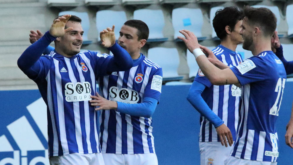 Jugadores de la Gimnástica celebran uno de los tantos ante la UD Sámano