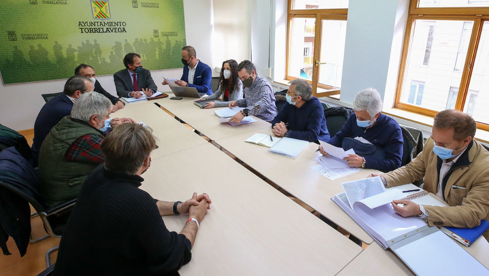 Reunión entre la Consejería de Obras Publicas y el Ayuntamiento de Torrelavega, encabezada por el consejero José Luis Gochicoa y el alcalde, Javier López Estrada