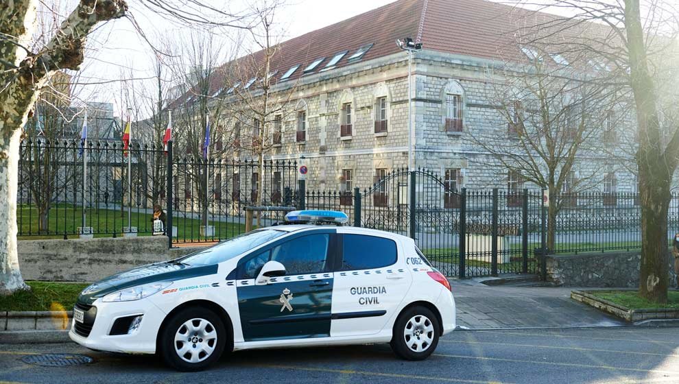 Un vehículo de la Guardia Civil en el Palacio de la Justicia de Cantabria