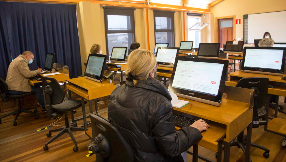 Curso sobre el uso de teléfonos móviles y tablets del Centro Municipal de Formación de Camargo