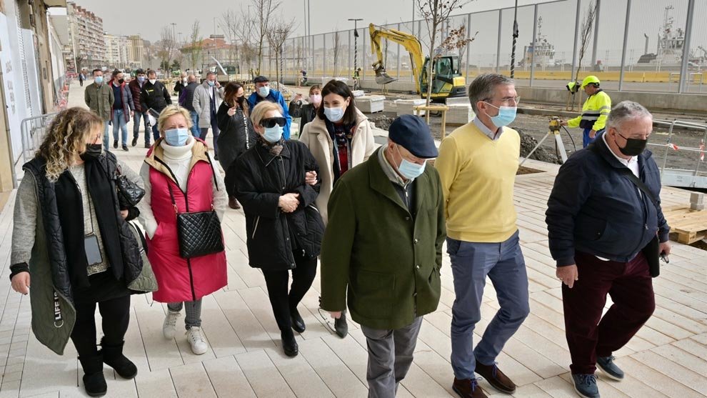 La alcaldesa de Santander, Gema Igual, y el concejal de Fomento, César Díaz, visitan las obras de urbanización de la calle Antonio López