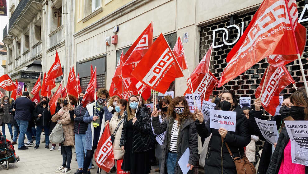 Concentración de trabajadoras de Douglas en Santander