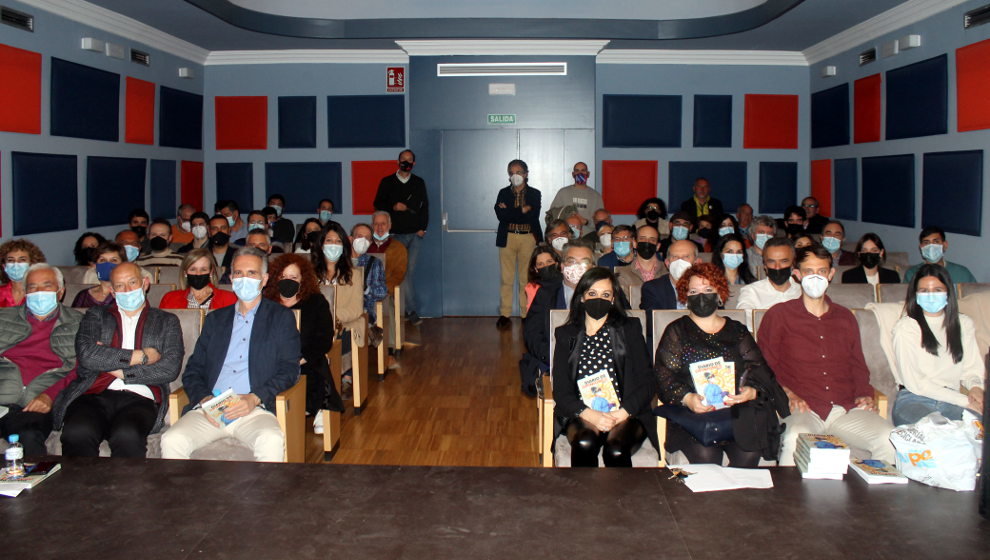 Foto de Familia de asistentes a la presentación y autores del 'Diario de Opiniones VI' | Foto: edc