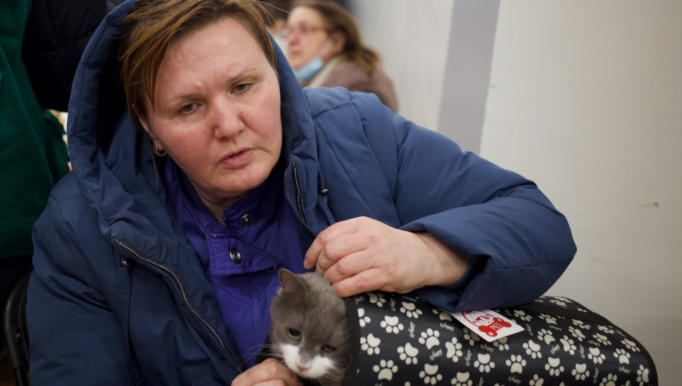 Una mujer refugiada con su mascota