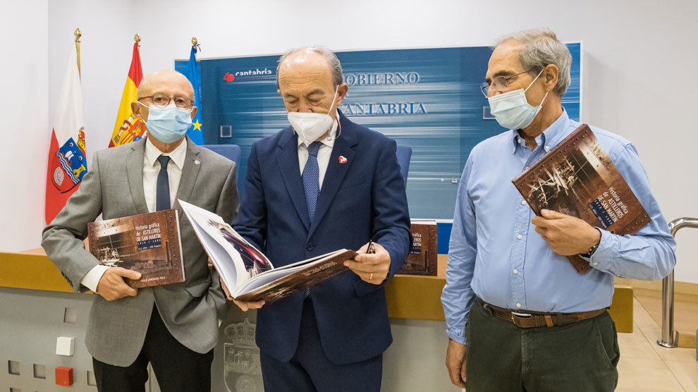 El consejero de Industria, Turismo, Innovación, Transporte y Comercio, Javier López Marcano, junto con el autor del libro, Paulo Armengod, y el editor, José Luis Fernández Gándara