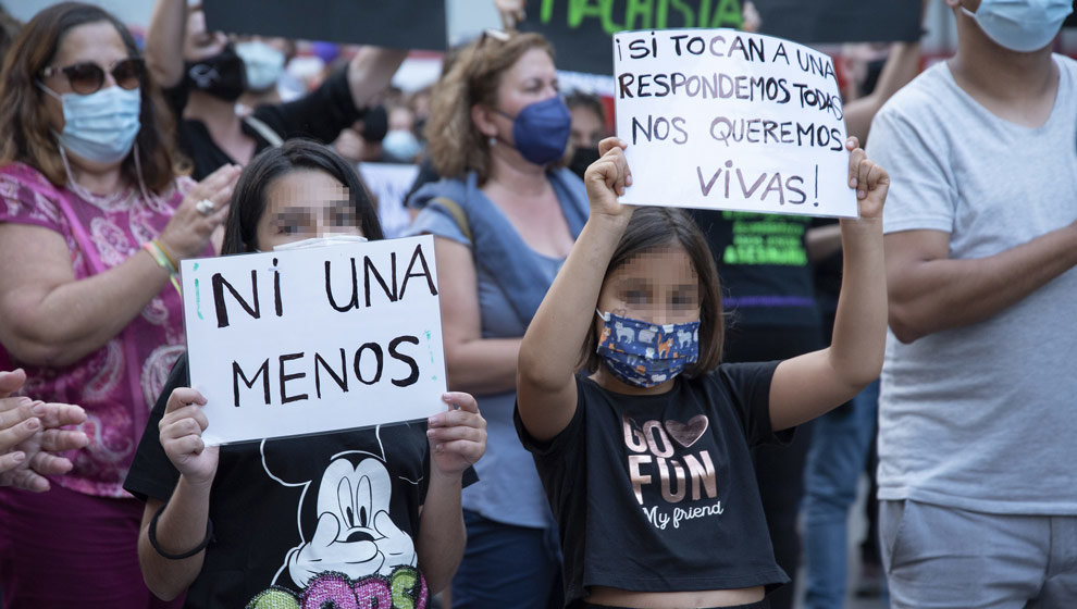 Dos niñas, participan en una concentración feminista en la Plaza de la Candelaria