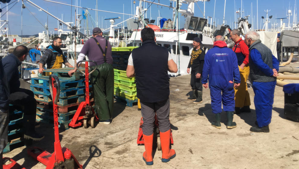 Pescadores descargando en el puerto de Santoña | Foto: edc