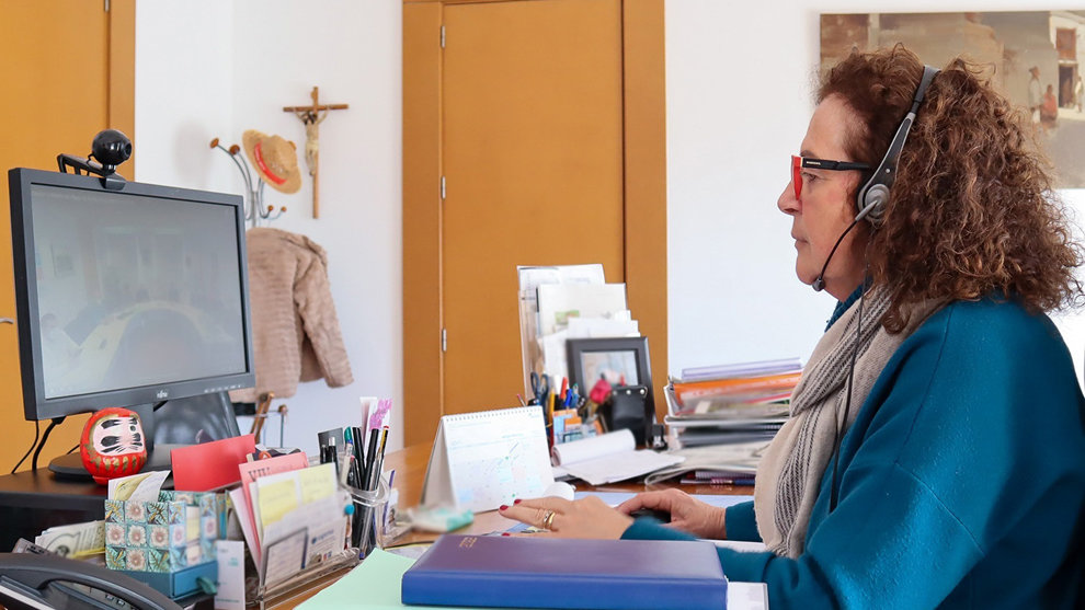 La alcaldesa de Comillas, Teresa Noceda, participa en el Pleno semipresencial