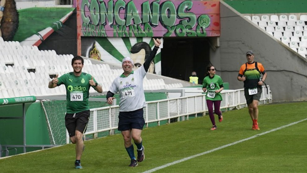 Corredores en el césped del estadio de El Sardinero